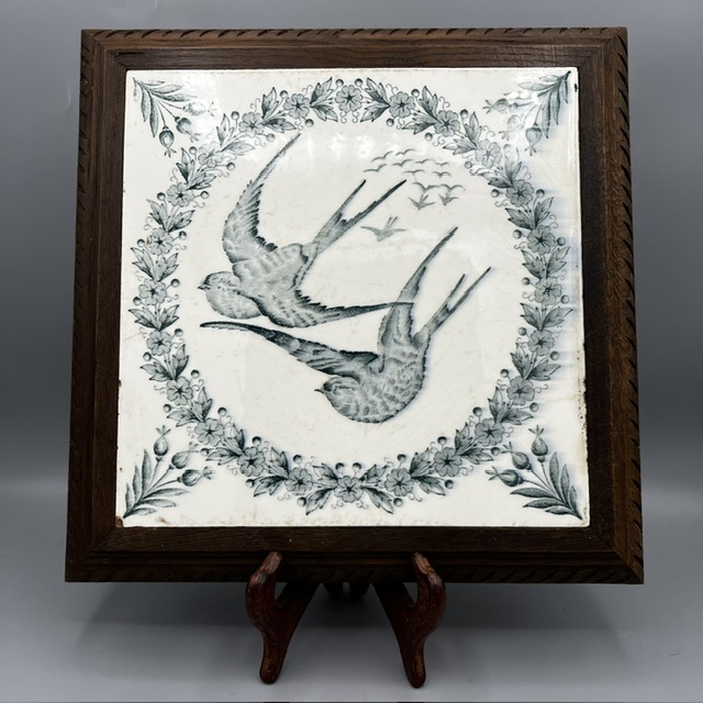 dessous de plat en terre de fer de Longwy, décor d'hirondelles