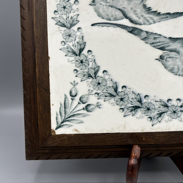 dessous de plat en terre de fer de Longwy, décor d'hirondelles