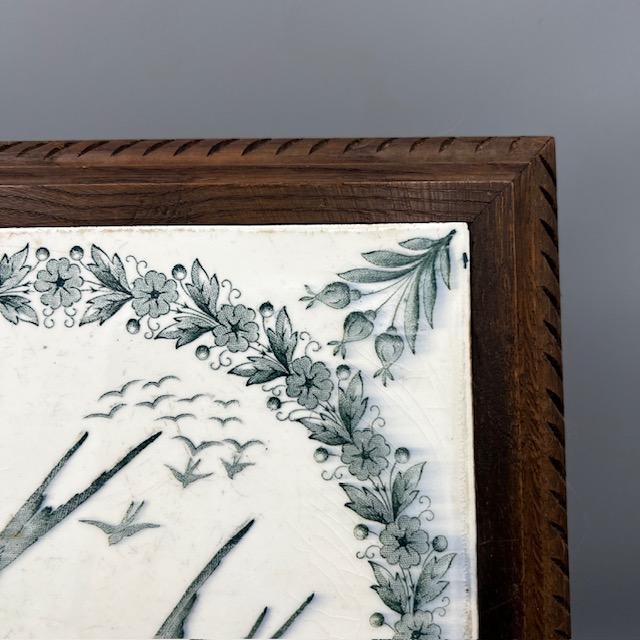 dessous de plat en terre de fer de Longwy, décor d'hirondelles
