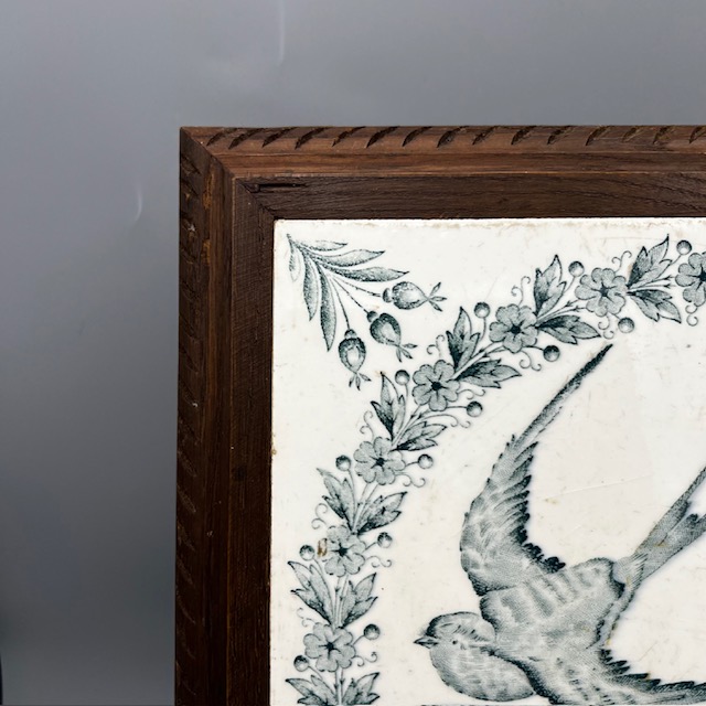 dessous de plat en terre de fer de Longwy, décor d'hirondelles