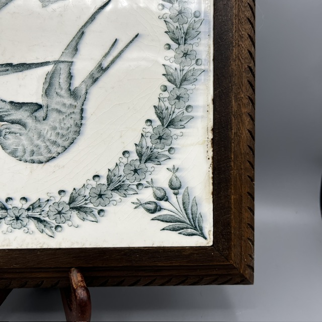 dessous de plat en terre de fer de Longwy, décor d'hirondelles