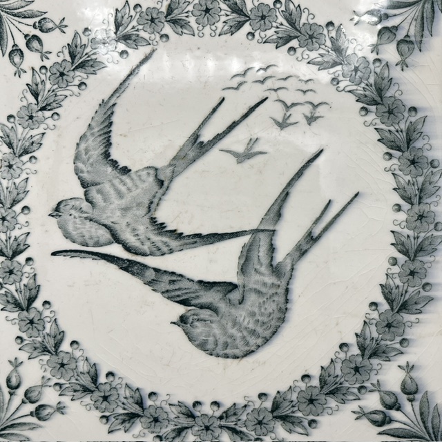 dessous de plat en terre de fer de Longwy, décor d'hirondelles