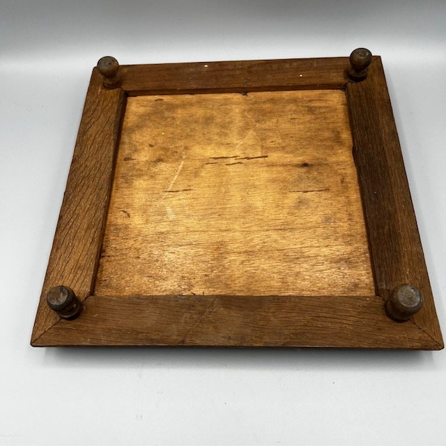 dessous de plat en terre de fer de Longwy, décor d'hirondelles
