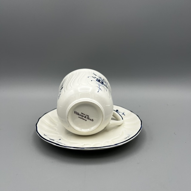 Tasse à café Villeroy & Boch Vieux Luxembourg avec soucoupe en porcelaine blanche décor bleu cobalt