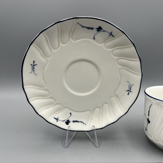 Tasse à café Villeroy & Boch Vieux Luxembourg avec soucoupe en porcelaine blanche décor bleu cobalt