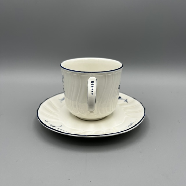 Tasse à café Villeroy & Boch Vieux Luxembourg avec soucoupe en porcelaine blanche décor bleu cobalt