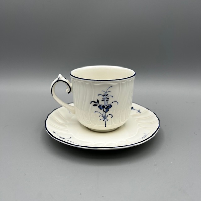 Tasse à café Villeroy & Boch Vieux Luxembourg avec soucoupe en porcelaine blanche décor bleu cobalt