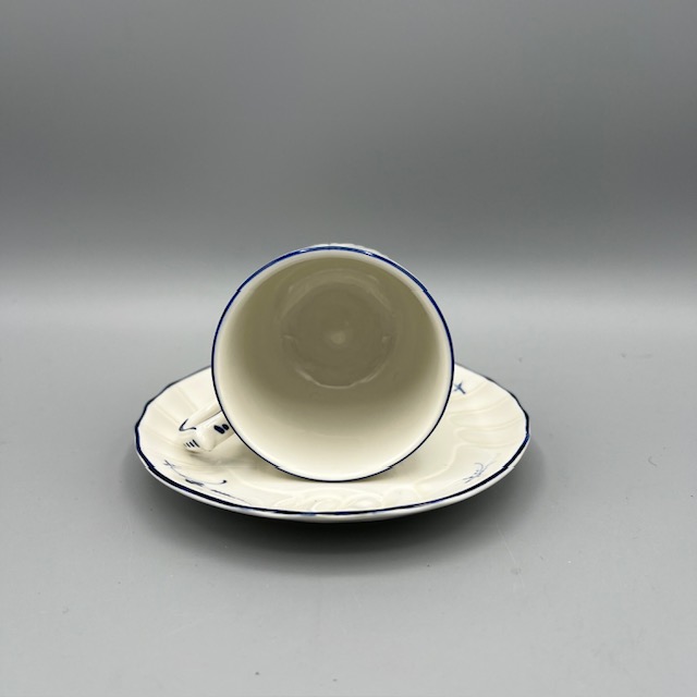Tasse à café Villeroy & Boch Vieux Luxembourg avec soucoupe en porcelaine blanche décor bleu cobalt