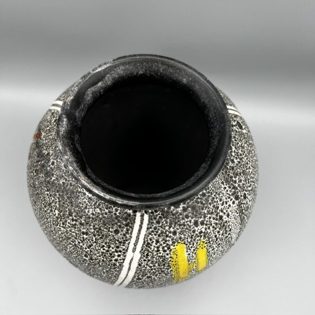 Encolure noire du vase vintage en céramique allemande