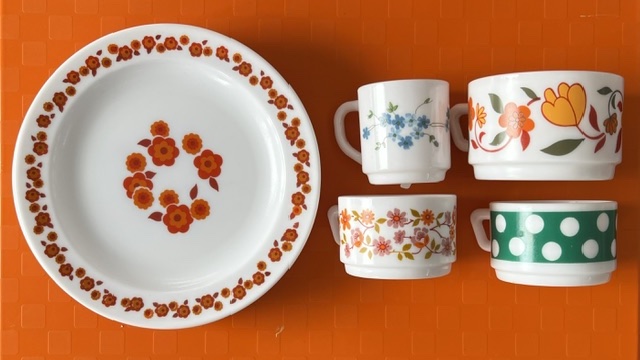 Collection de vaisselle Arcopal vintage années 70, assiette à motif floral orange et mugs aux décors variés