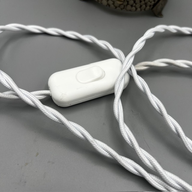 Câble électrique textile blanc torsadé et interrupteur neuf d'une lampe Art déco restaurée