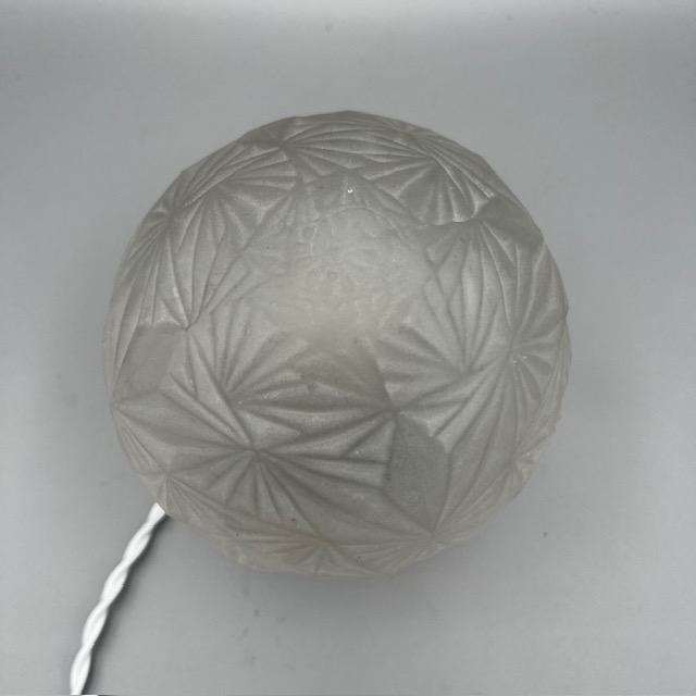 Vue du dessus du globe en verre pressé Art déco à décor géométrique en éventail