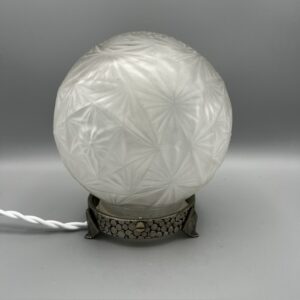 Lampe à poser Art déco globe en verre pressé satiné signé Sonover sur monture en métal martelé