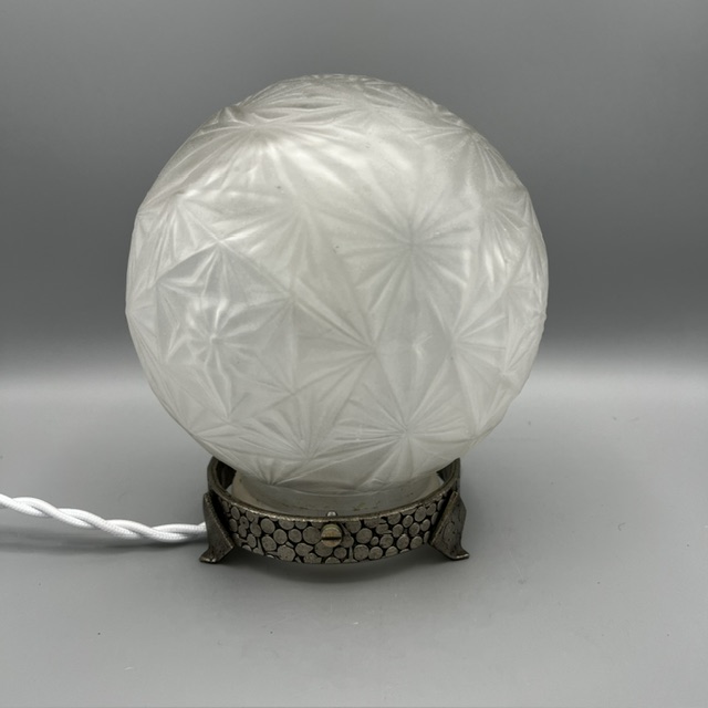 Lampe à poser Art déco globe en verre pressé satiné signé Sonover sur monture en métal martelé