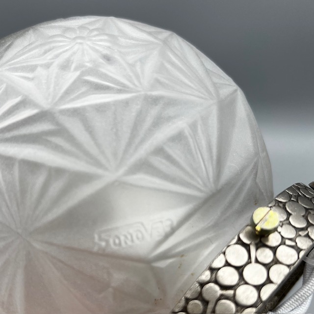 Signature Sonover moulée sur le verre pressé satiné d'un globe Art déco