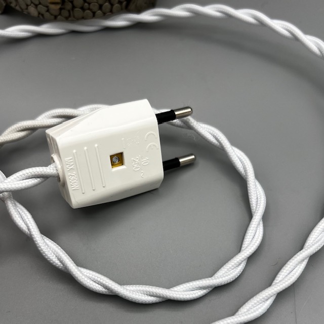 Fiche électrique blanche aux normes CE sur câble textile torsadé, restauration d'une lampe ancienne