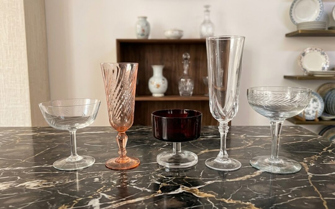 Coupes et flûtes à champagne anciennes en verre