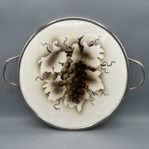 : Dessous de plat Art déco Paetsch, décor de raisins à l'aérographe, monture chromée à anses