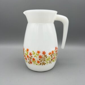 Pichet vintage Arcopal Shell en verre opale blanc à frise de fleurs orange
