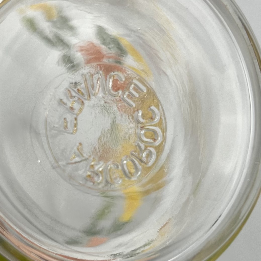 Cachet France Arcoroc moulé en relief sous un verre vintage à fleurs