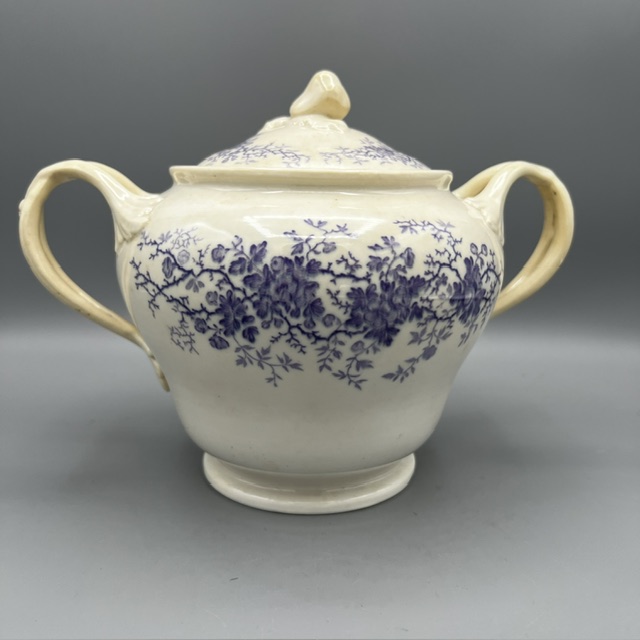 margueriteetsimone.com-objet-vintage-grand-sucrier-fleuri-generale Grand sucrier ancien en faïence décor fleuri violet parme