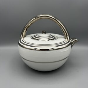Théière en porcelaine de Limoges vue arrière, anse en arceau et bandeau platine